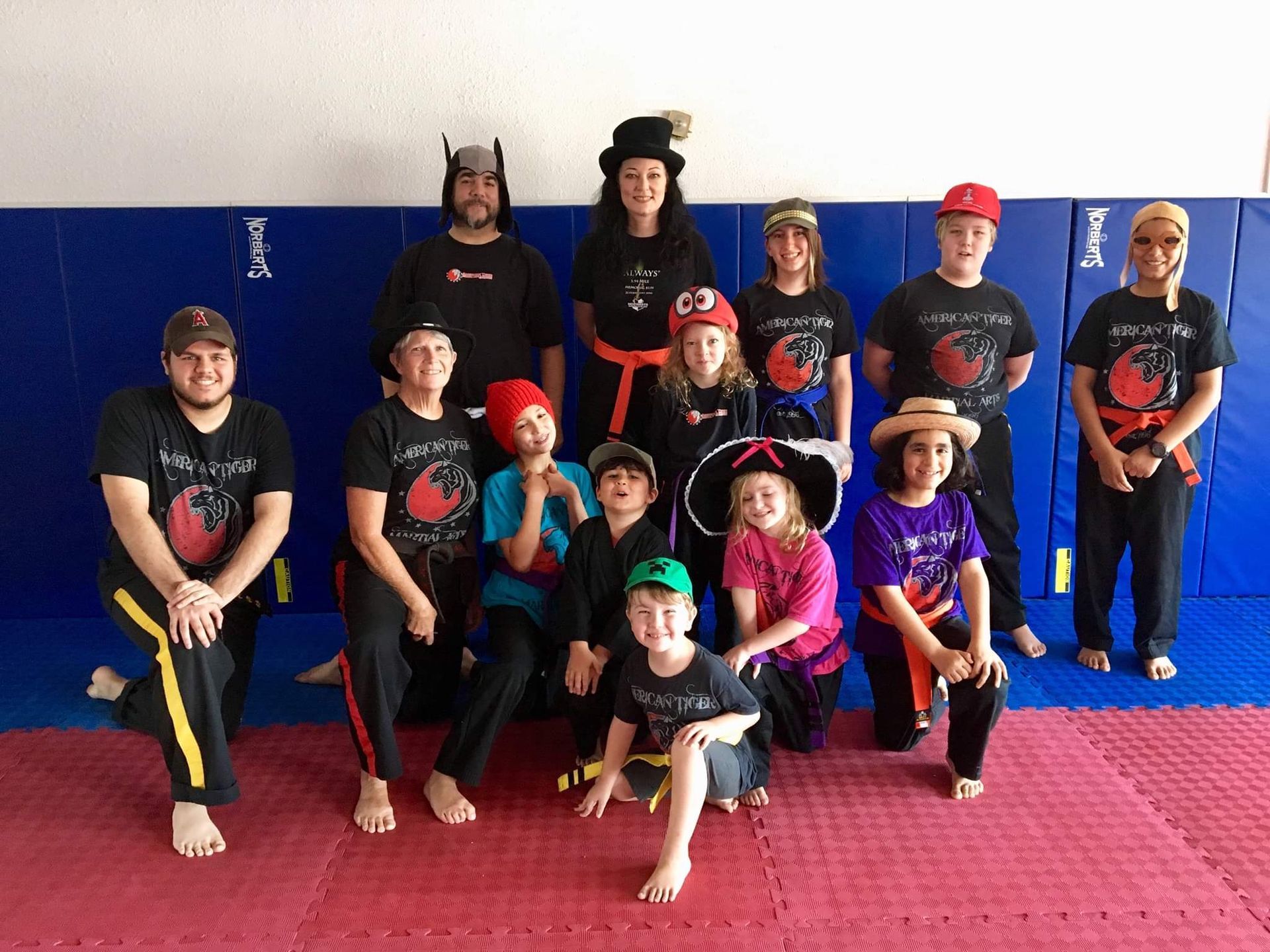 A group of people are posing for a picture in a gym.