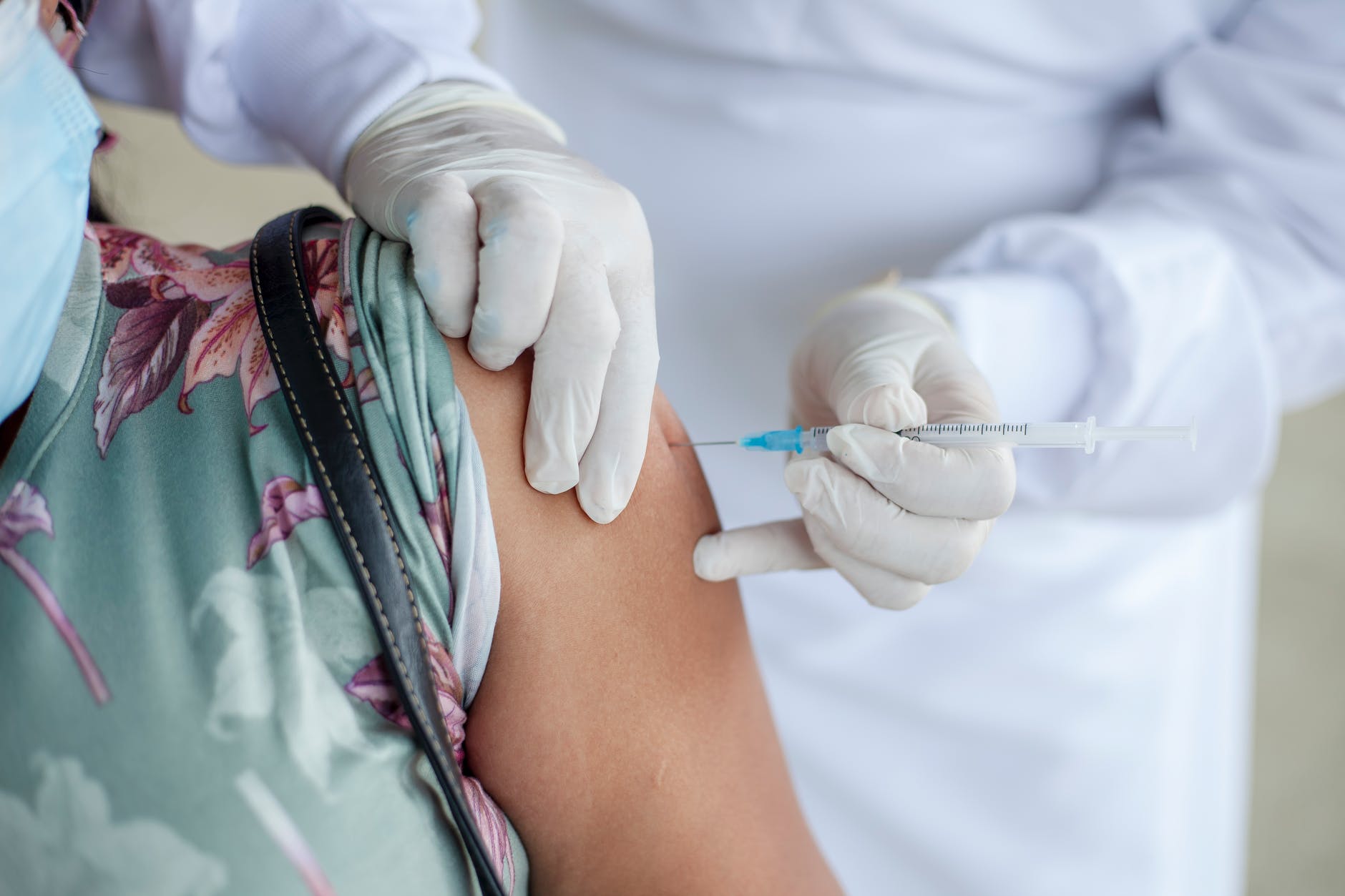 injecting vaccine
