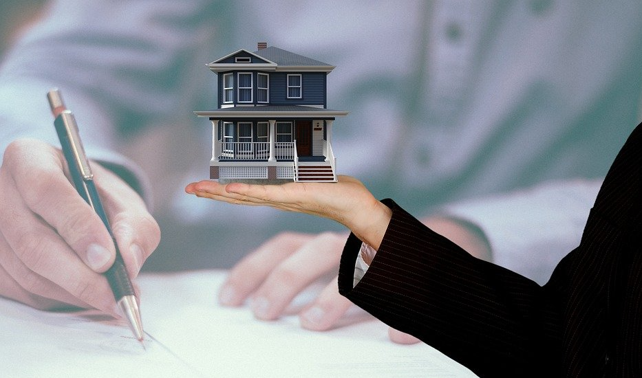 signing house rental contract
