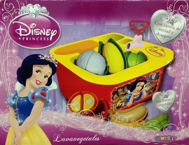 Juego de juguetes de la princesa Blancanieves de Disney con fregadero y platos amarillos sobre un fondo rosa.