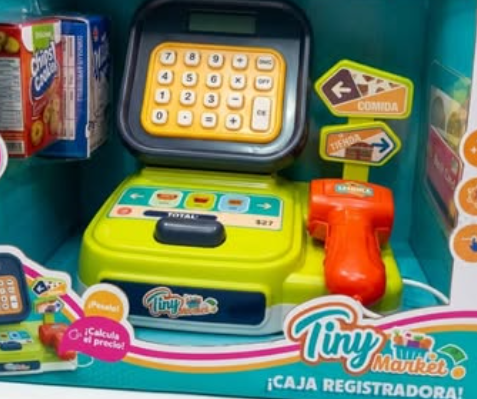 Caja registradora de juguete colorida con escáner y teclado en una caja de juego de tienda.
