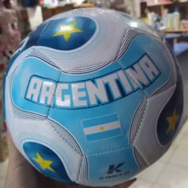Balón de fútbol argentino azul y blanco con estrellas y detalles de la bandera.