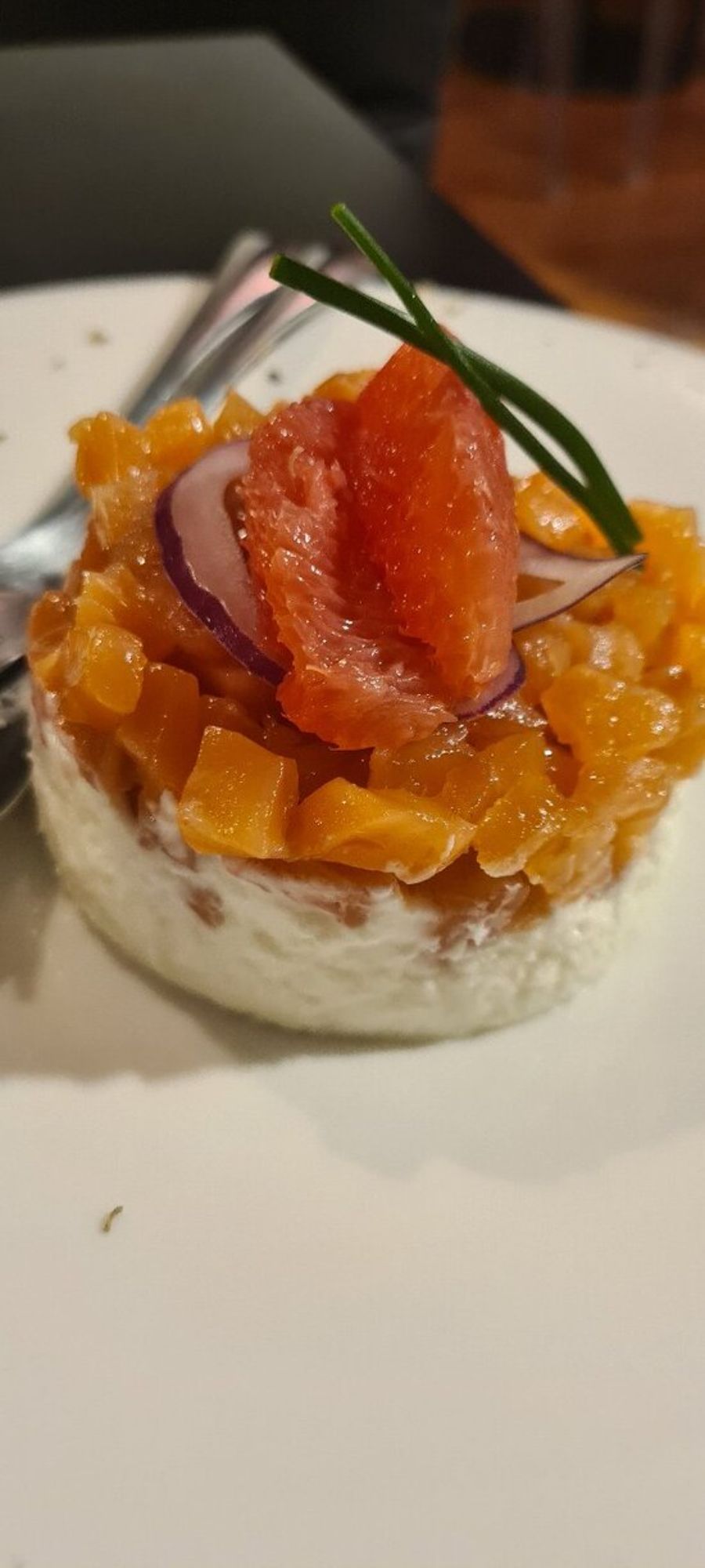 portata di cucina moderna con pesce e verdure locali