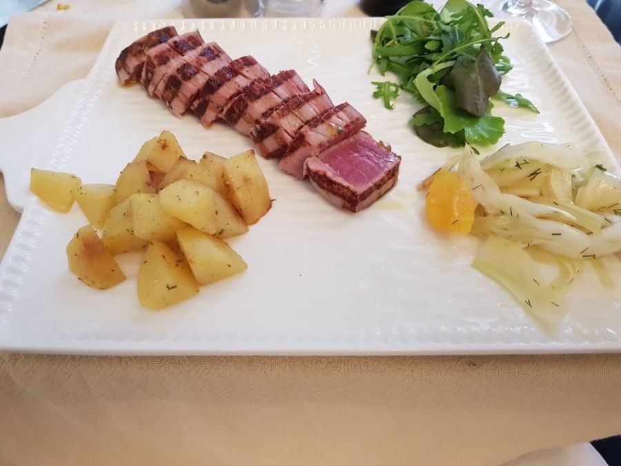 portata di pesce con verdure