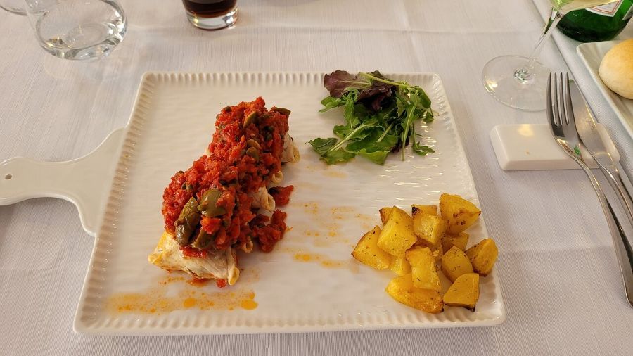 piatto di cucina raffinata con prodotti locali