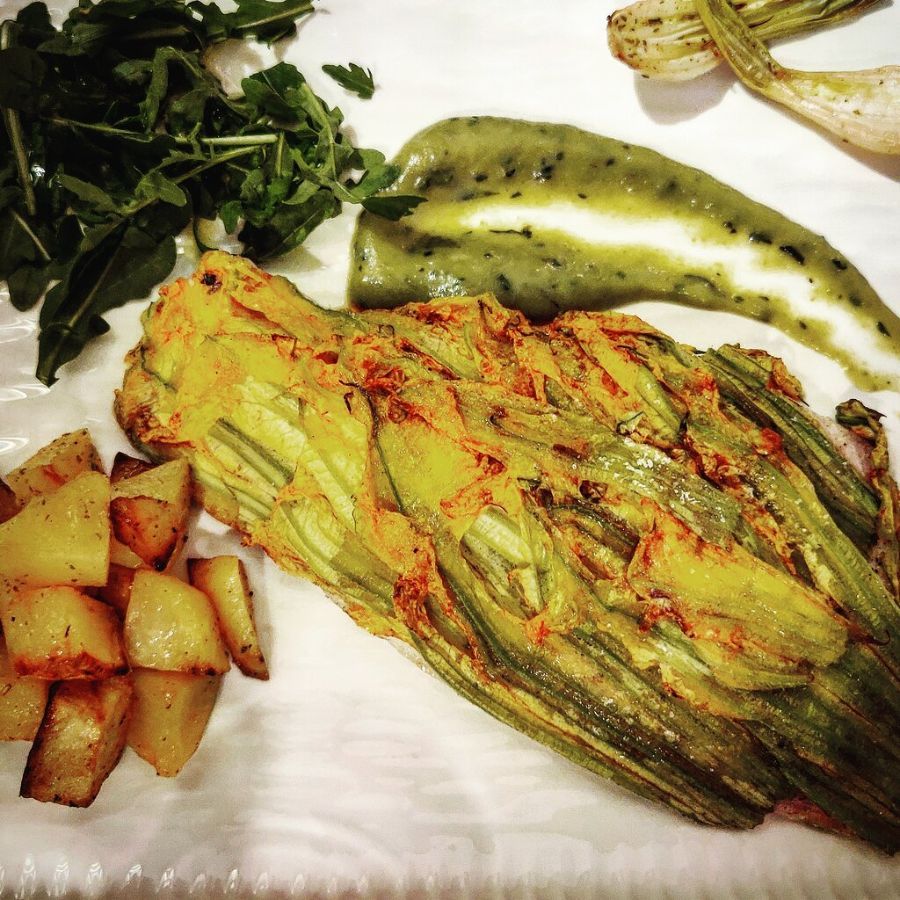 piatto di cucina raffinata a base di pesce e verdure locali