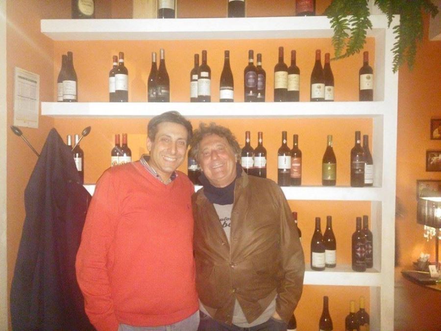 proprietario del ristorante con un personaggio famoso