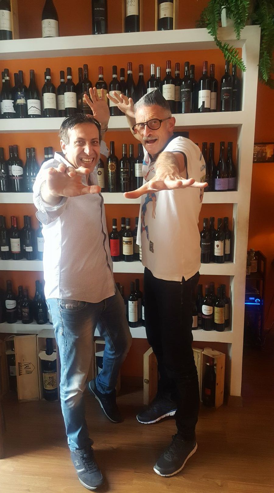 proprietario del locale con ospite famoso