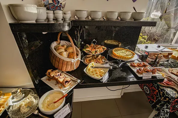 Há muitos tipos diferentes de comida na mesa.