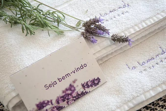 Uma pilha de toalhas com uma etiqueta que diz seja bem-vindo.