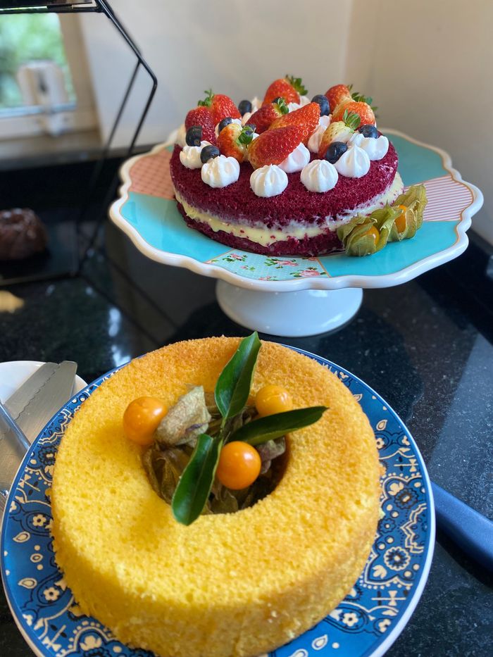 Um bolo com morangos e chantilly por cima