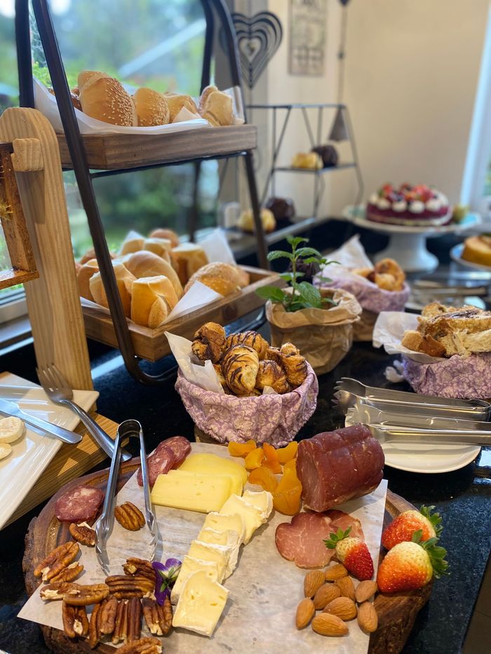 Uma mesa coberta com uma variedade de comida e pão.