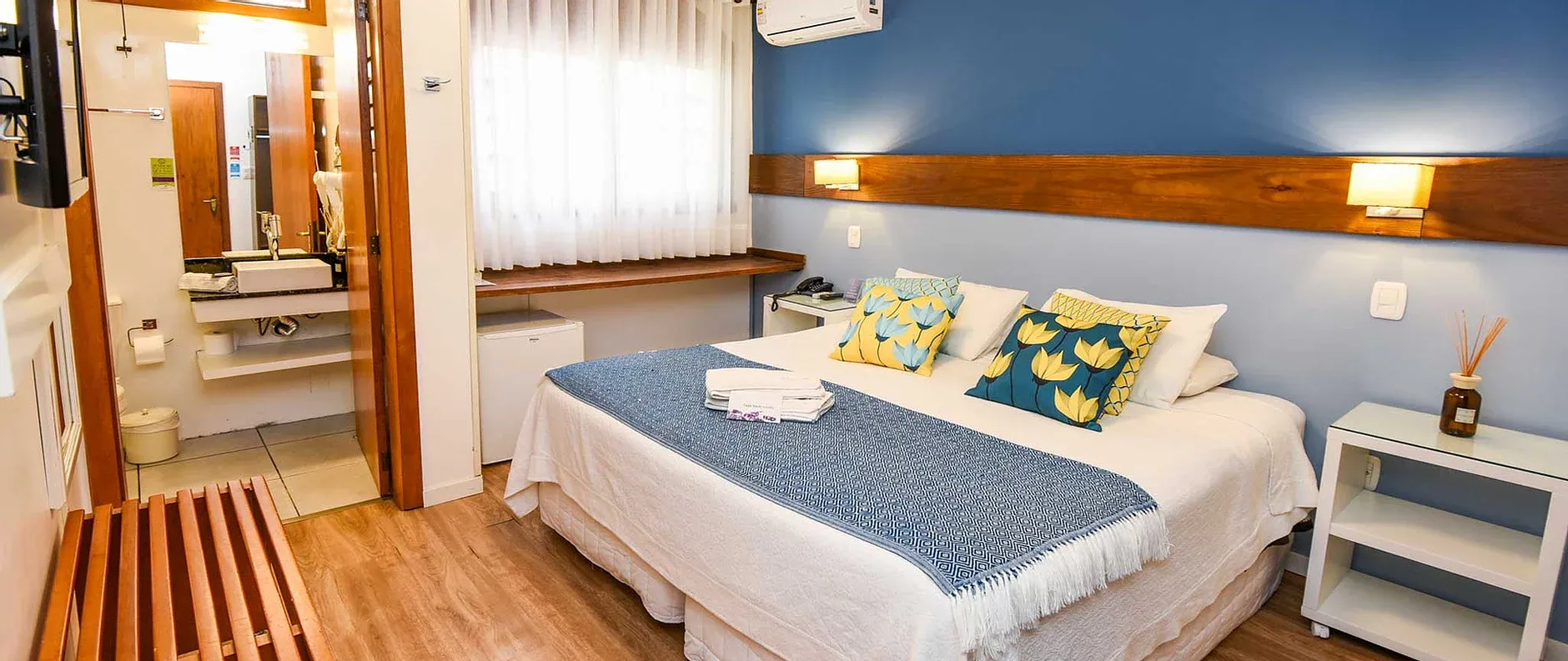 Um quarto de hotel com uma cama grande e um banheiro.