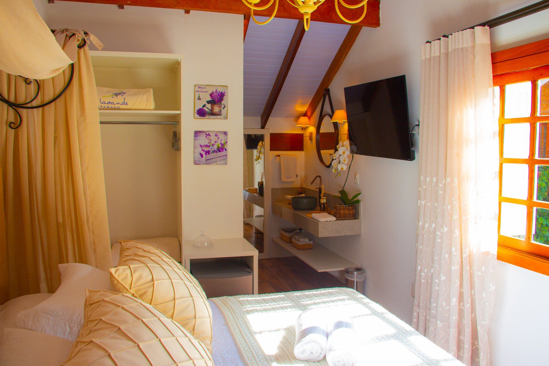 Um quarto com uma cama e uma televisão na parede