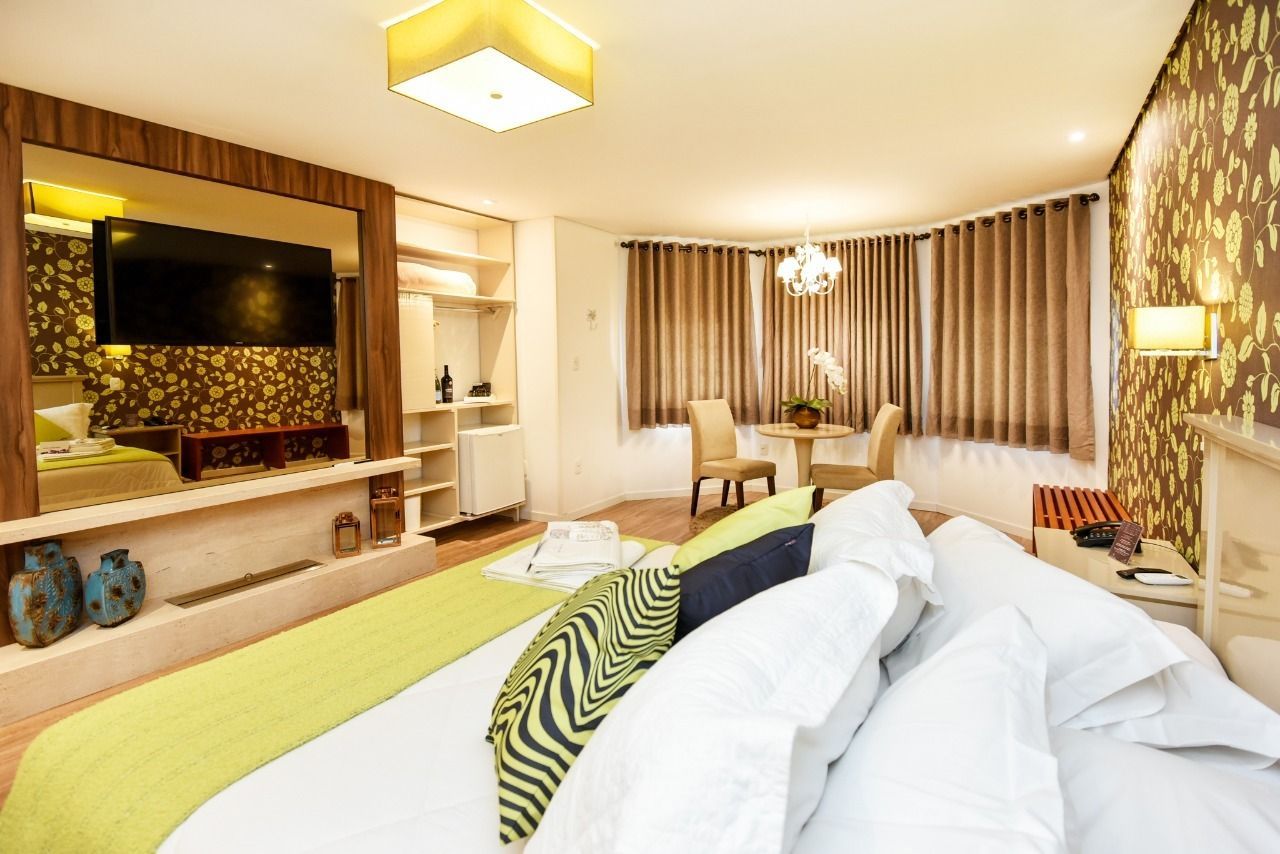 Um quarto de hotel com uma cama grande e uma TV de tela plana.