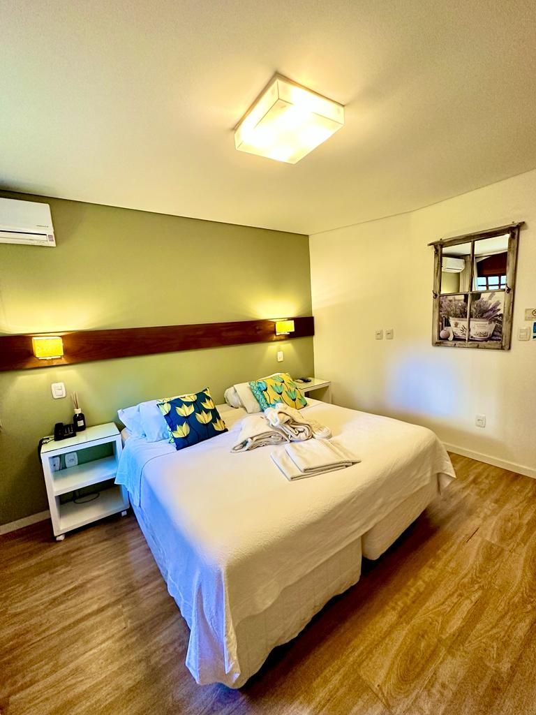 Há uma cama grande no meio do quarto.
