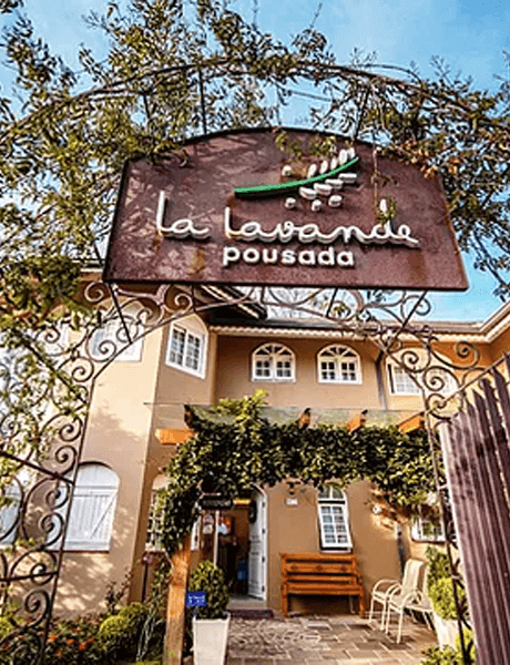 A entrada de uma casa com uma placa que diz la lavanda pousada.