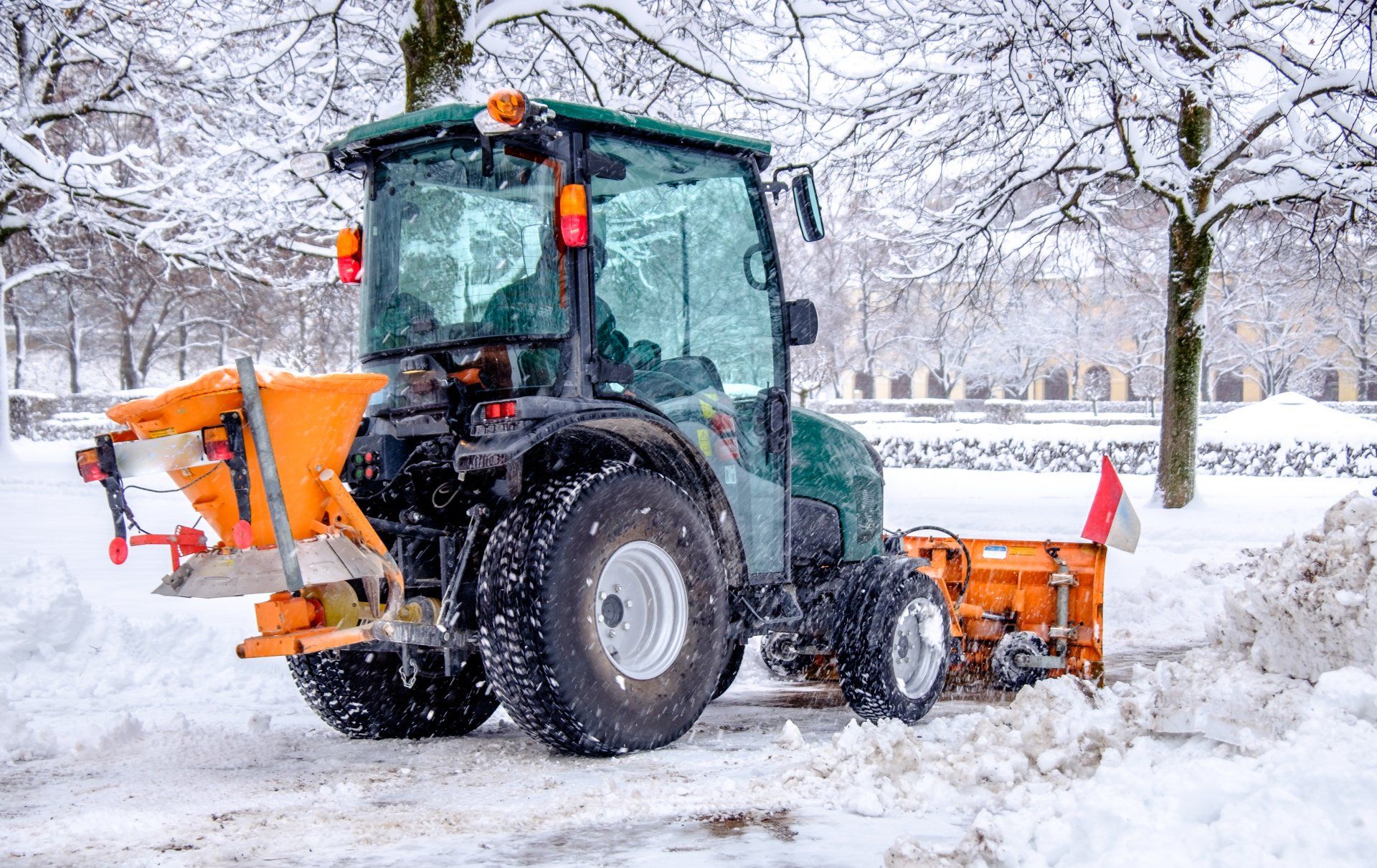 Schneepflug bei der Räumung