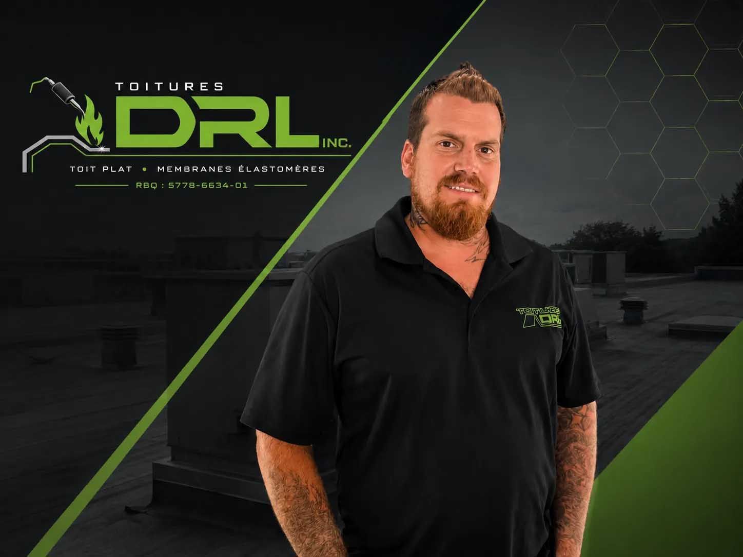 Homme en polo noir debout devant le logo DRL sur fond industriel sombre