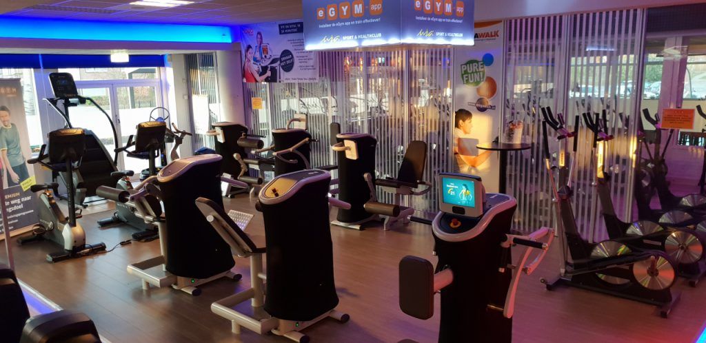 Een sportschool vol met veel fitnessapparatuur.
