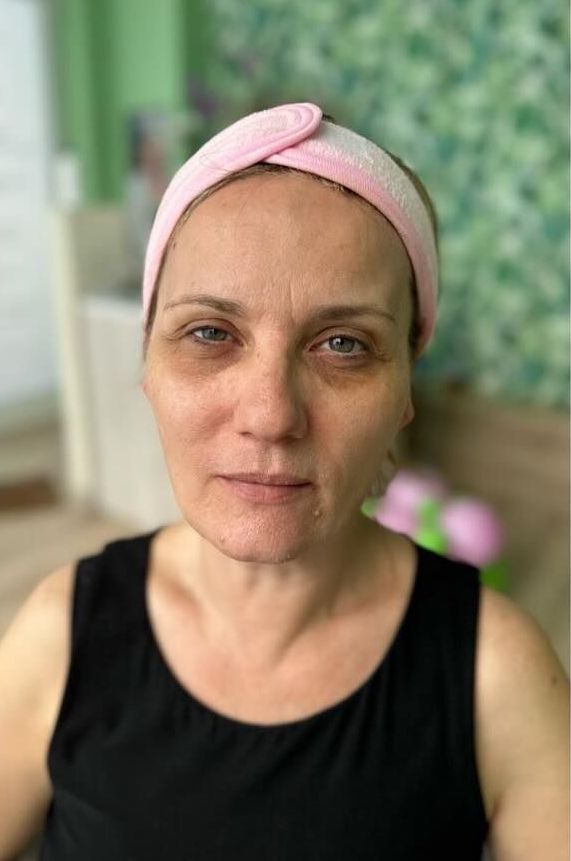 Una donna indossa una fascia rosa sulla testa.