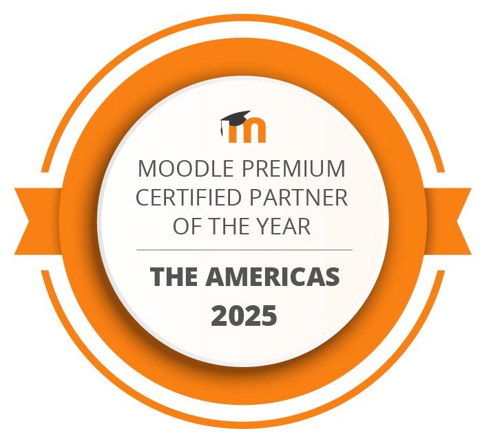 Distintivo de Parceiro Certificado Premium do Moodle do Ano - Américas, 2025, com círculo laranja e logotipo estilizado de chapéu de formatura.