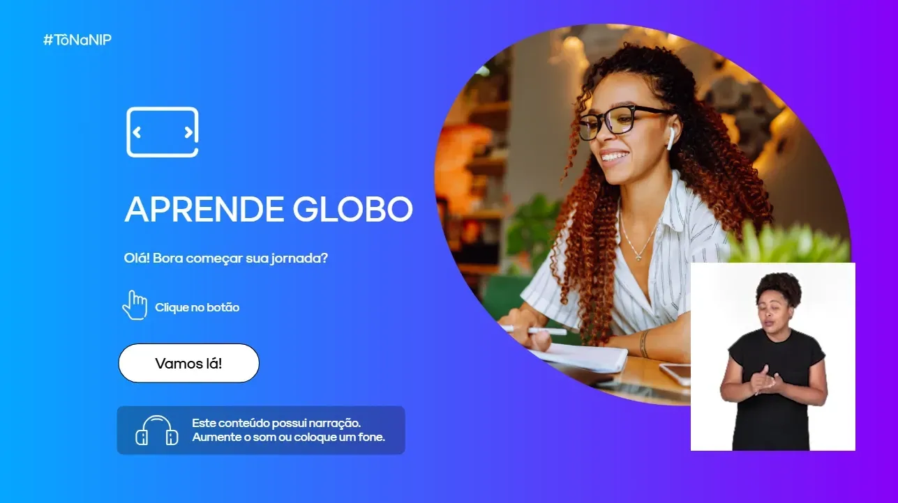 Mulher sorrindo, estudando. Fundo roxo e azul. Anúncio do portal de aprendizagem 