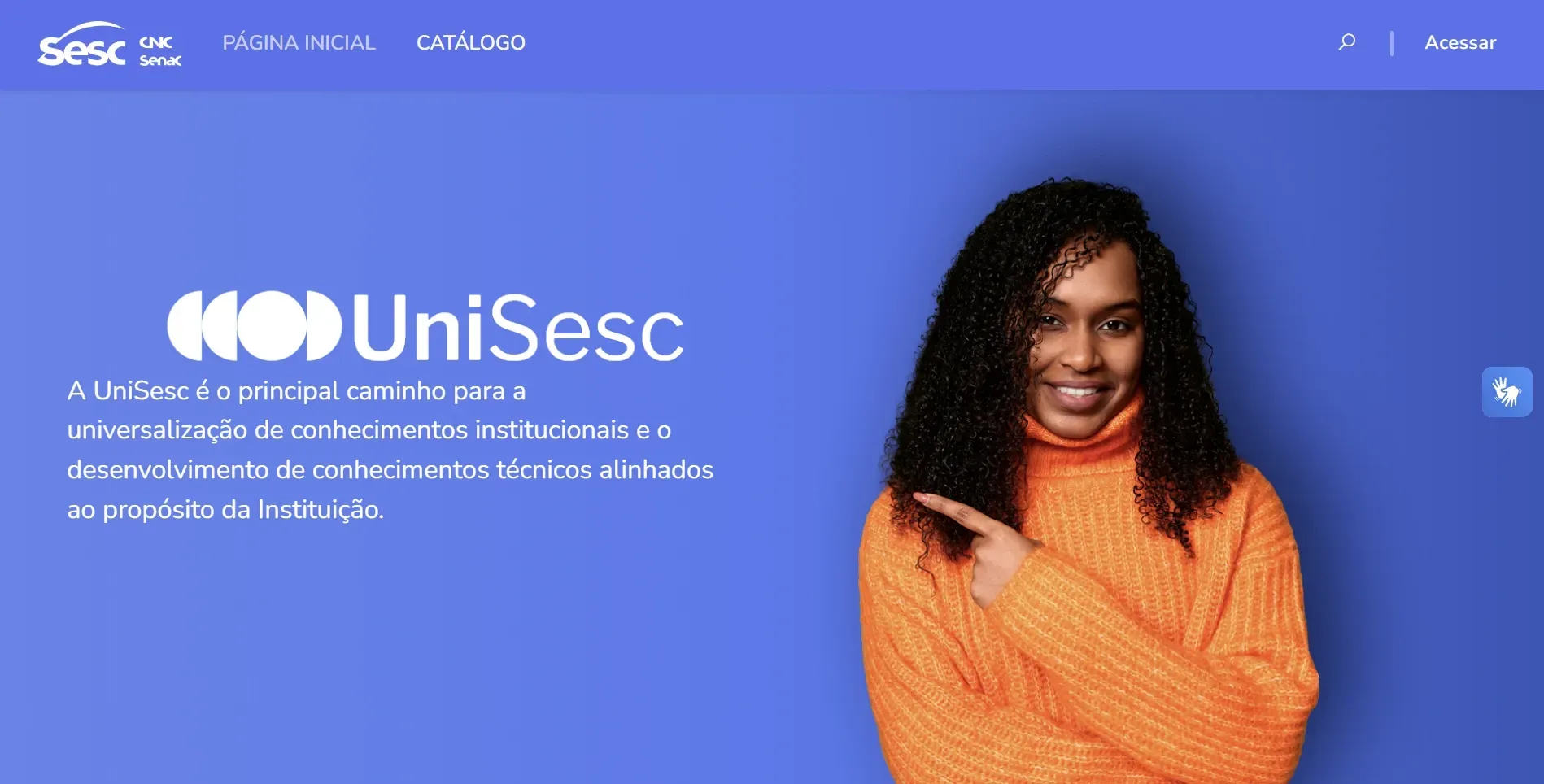 Logotipo da UniSesc com pessoa sorridente apontando para a direita, suéter laranja, fundo azul.