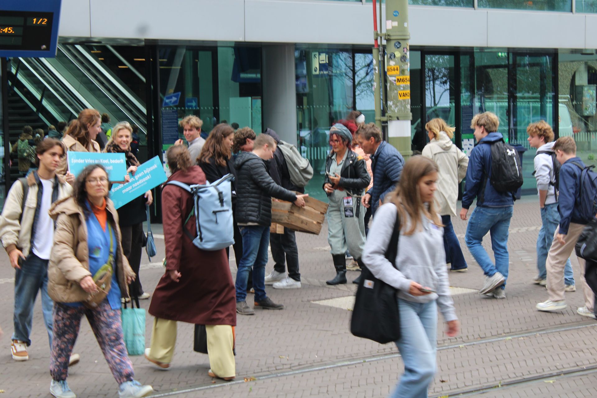 mensen die langs lopen, er wordt actie gevoerd en appels uitgedeeld