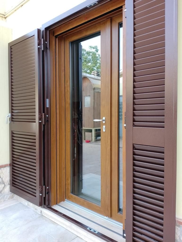 finestra con sistemi oscuranti in legno alluminio