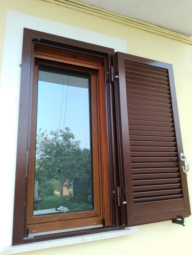 Finestra e persiana marroni in legno