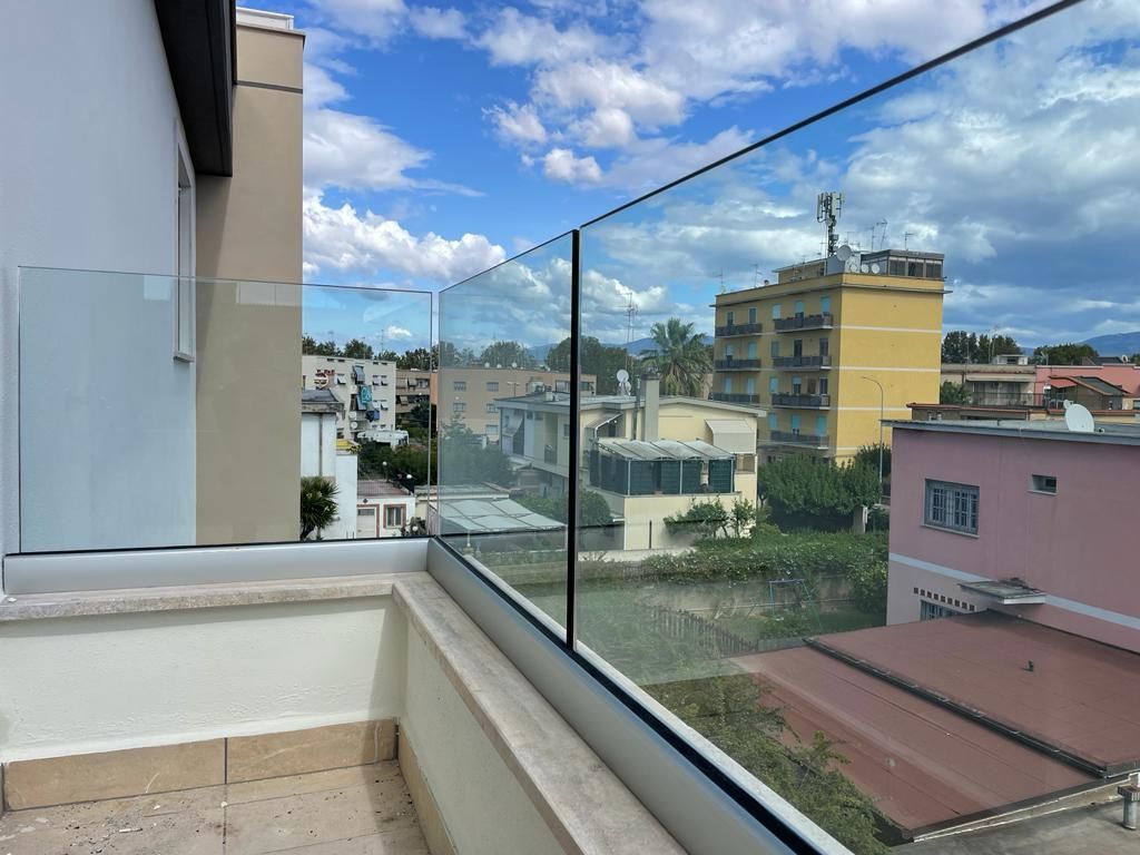 parapetto in vetro su balcone