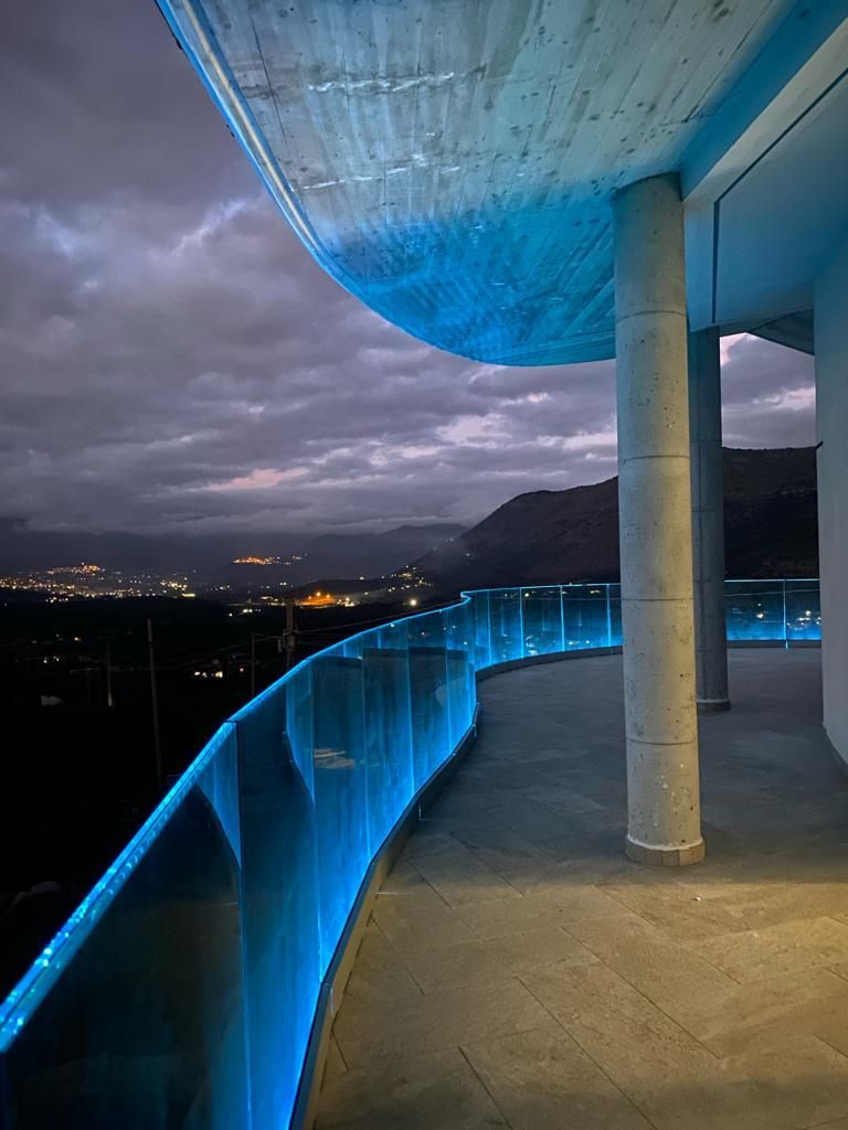 balcone con parapetto in vetro illuminato