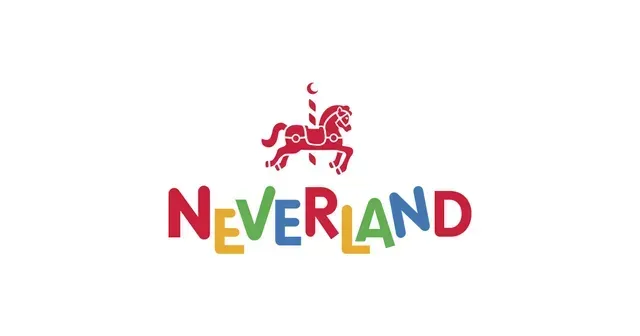Logotipo colorido de “Neverland” con un barco pirata rojo sobre el nombre de la marca.