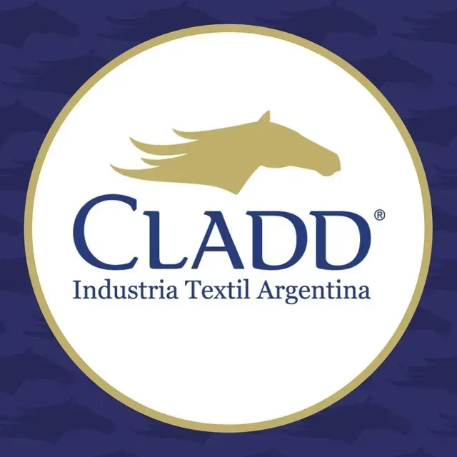 Logotipo de CLADD Industria Textil Argentina con cabeza de caballo dorada y texto azul sobre un círculo blanco.
