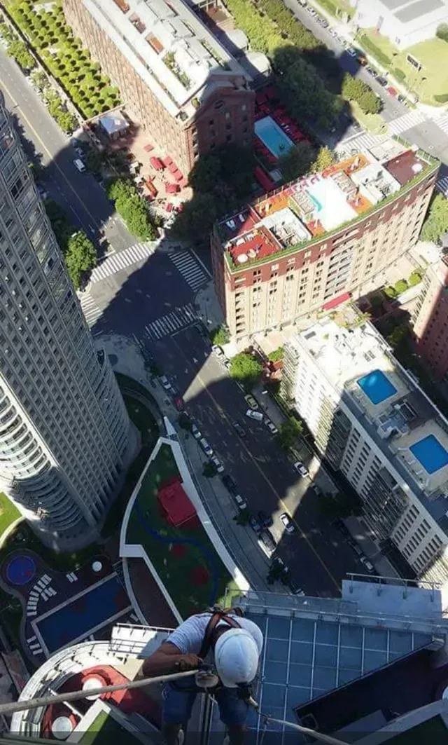 Vista aérea de los rascacielos del centro de la ciudad proyectando largas sombras sobre las calles y una piscina