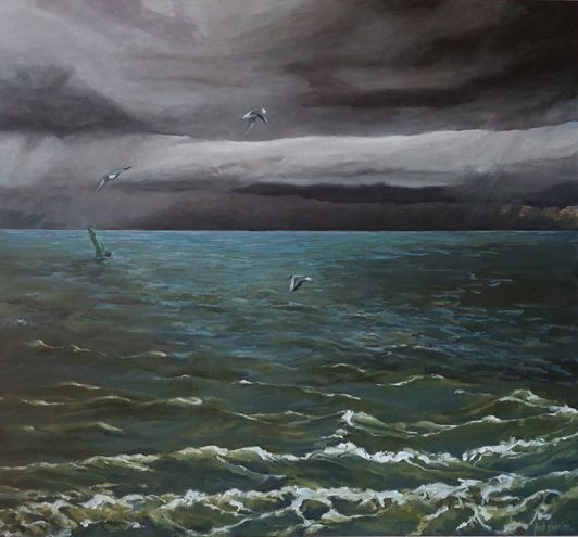 Olieverfschilderij van een donkere, stormachtige zee onder zware, grijze wolken met een meeuwen die boven de golven vliegen.