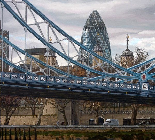 De blauwe constructie van de Tower Bridge in Londen staat op de voorgrond, met daarachter het Gherkin-gebouw zichtbaar.
