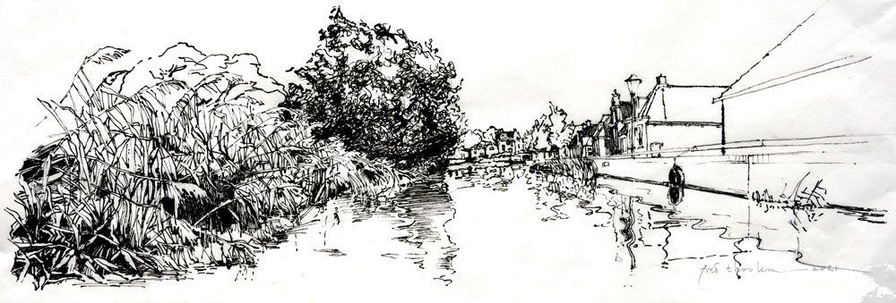 Een zwart-wit inkttekening van een ondergelopen weg of kanaal, omzoomd door dichte bomen en een elektriciteitspaal.