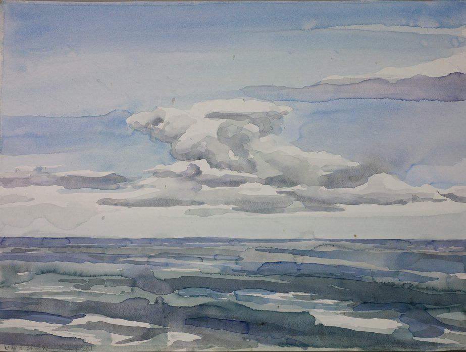 Aquarel van een woelige, donkerblauwe zee onder een heldere hemel met zware, gelaagde grijze en witte wolken.