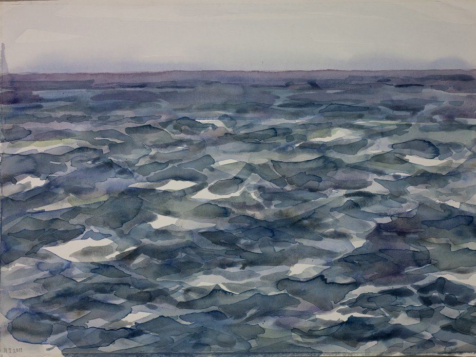 Aquarel van een woelige, donkerblauwe zee onder een gedempte, bewolkte hemel, met een vlakke horizonlijn.