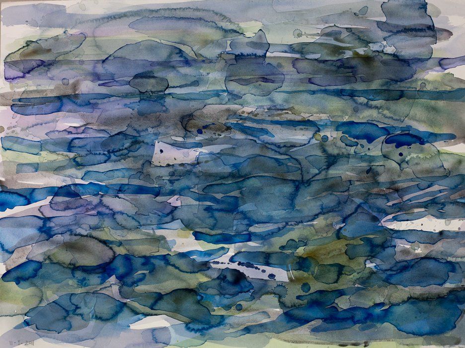 Abstracte aquarel met lagen van gemengde blauwe, grijze en groene vormen die lijken op rimpelend water of stenen.