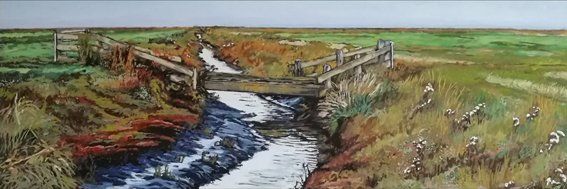 Brug bij het Noorderleeg, ei-tempera, 2020, (verkocht) Een breed landschapsschilderij van een beek die door een grasveld stroomt, overspannen door een verweerde houten brug.