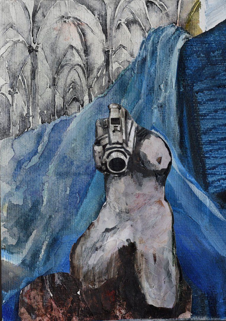 Een acryl van een beeld zonder hoofd dat een camera vasthoudt, op een achtergrond van gebogen, grijze en blauwe draperieën.