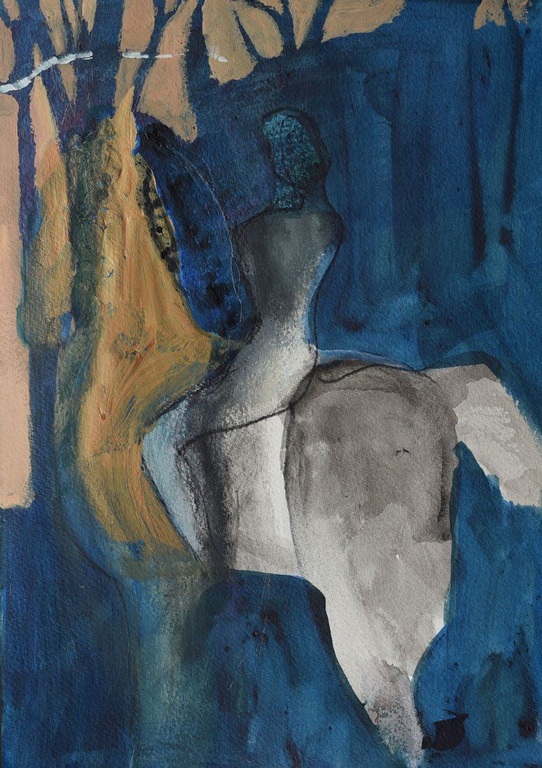 Abstracte aquarel met een donkere, zittende figuur tegen een achtergrond van diepblauwe vormen en beige, boomachtige figuren.