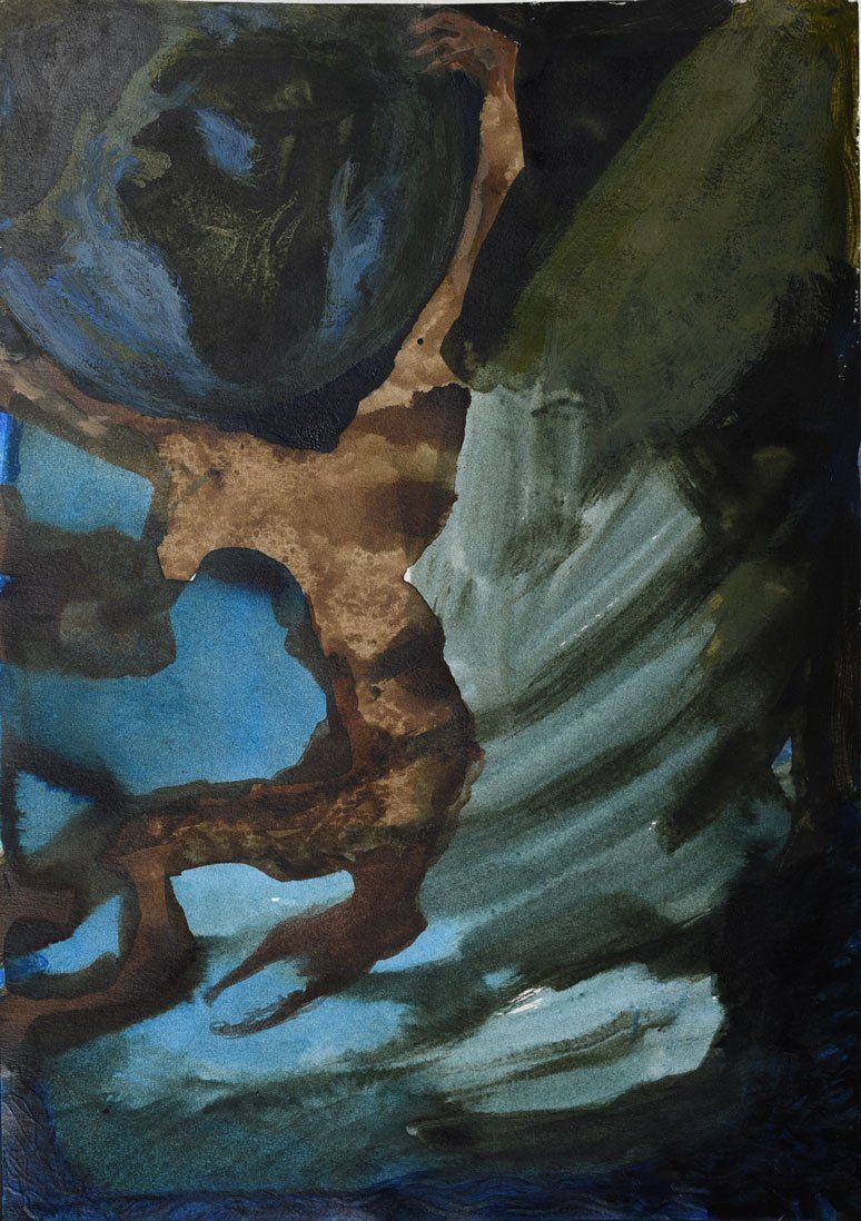 Een abstract schilderij met vloeiende, aardse bruine vormen die oprijzen uit een diepblauwe en donkergroene achtergrond.