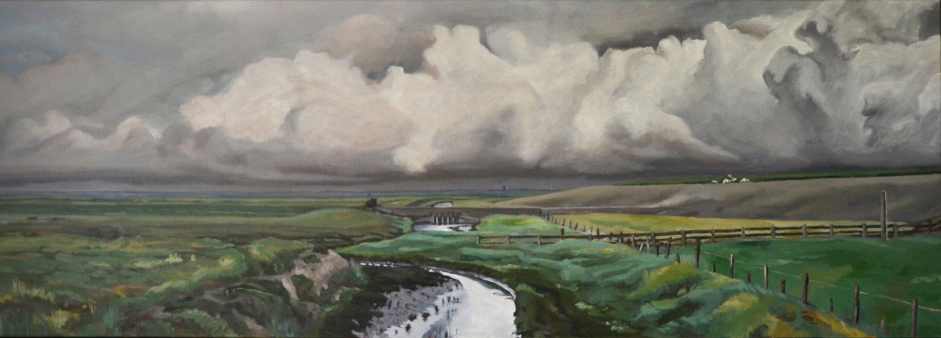 Een indrukwekkend olieverfschilderij van een weids landschap onder zware, onstuimige stormwolken, met een klein beekje op de voorgrond.