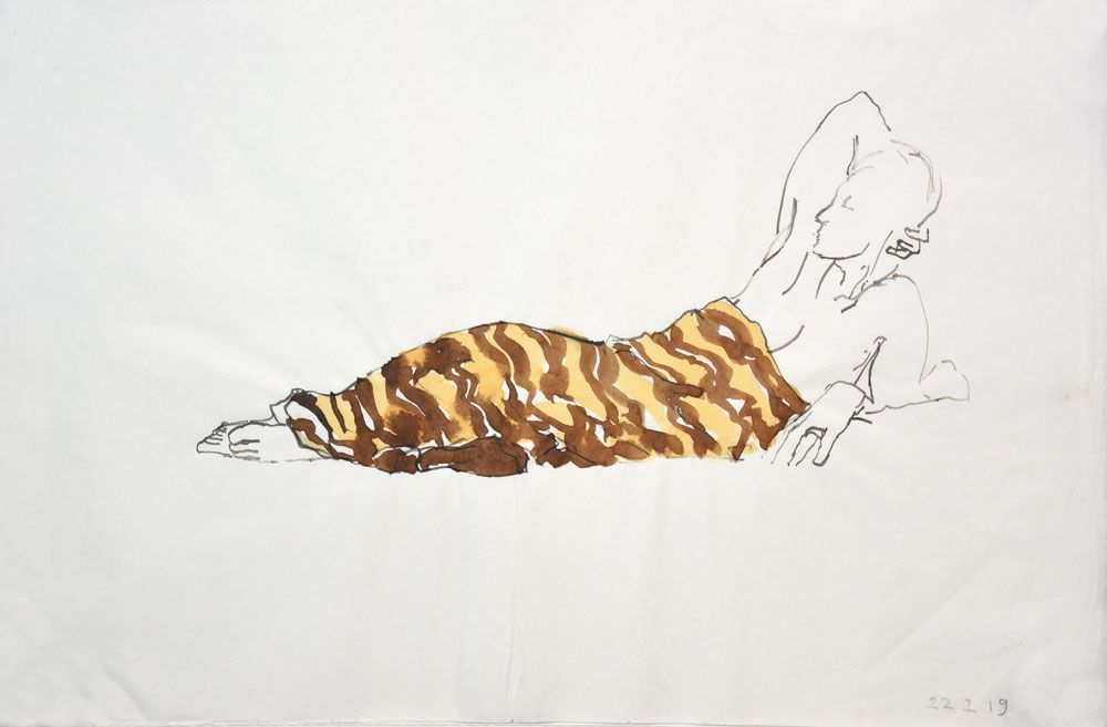 Een lijntekening van een liggende persoon, gekleed in een batik met een bruin en geel golvend patroon.
