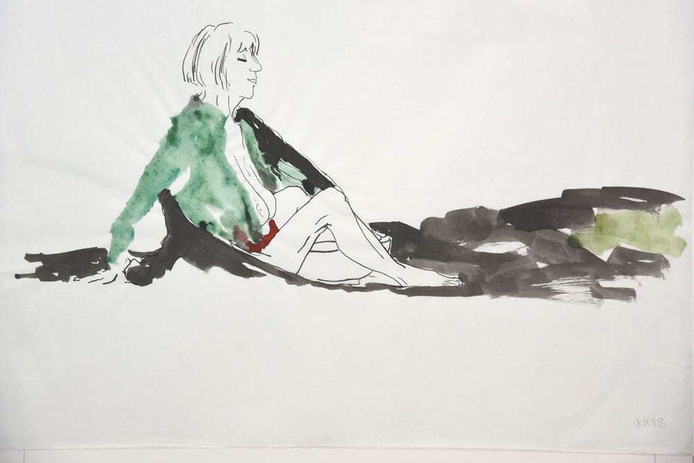 Een minimalistische aquarelschets van een figuur in een groene top, zittend op een donkere, abstracte ondergrond.