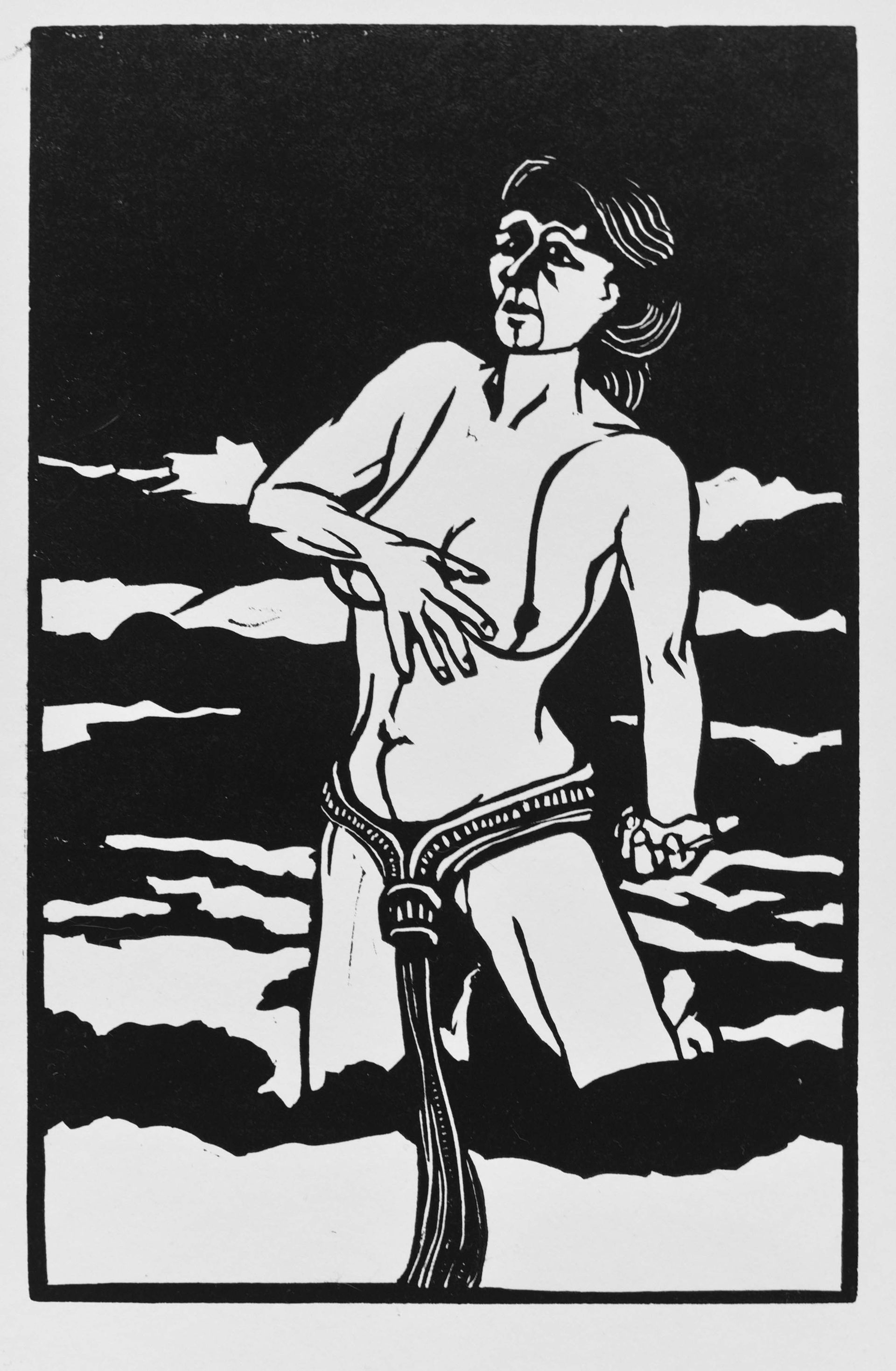Een houtsnede-achtige afbeelding van een figuur die gedeeltelijk uit de wolken tevoorschijn komt, met één hand op de borst.